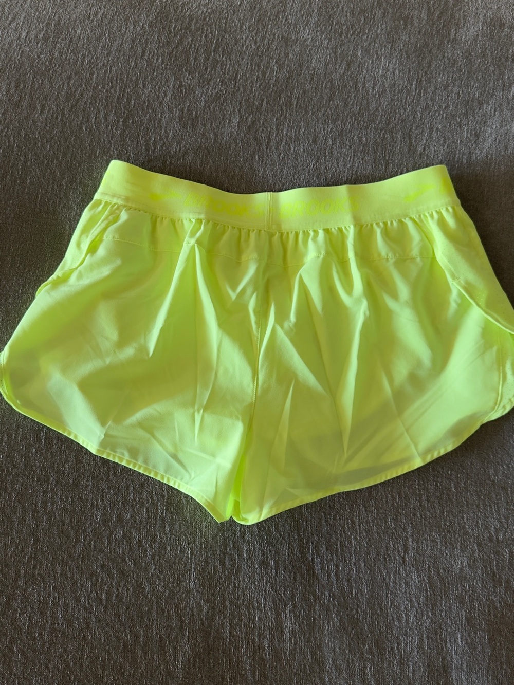Brooks Women's Breakaway 2.5" Shorts size M NWT - Picture 9 of 9